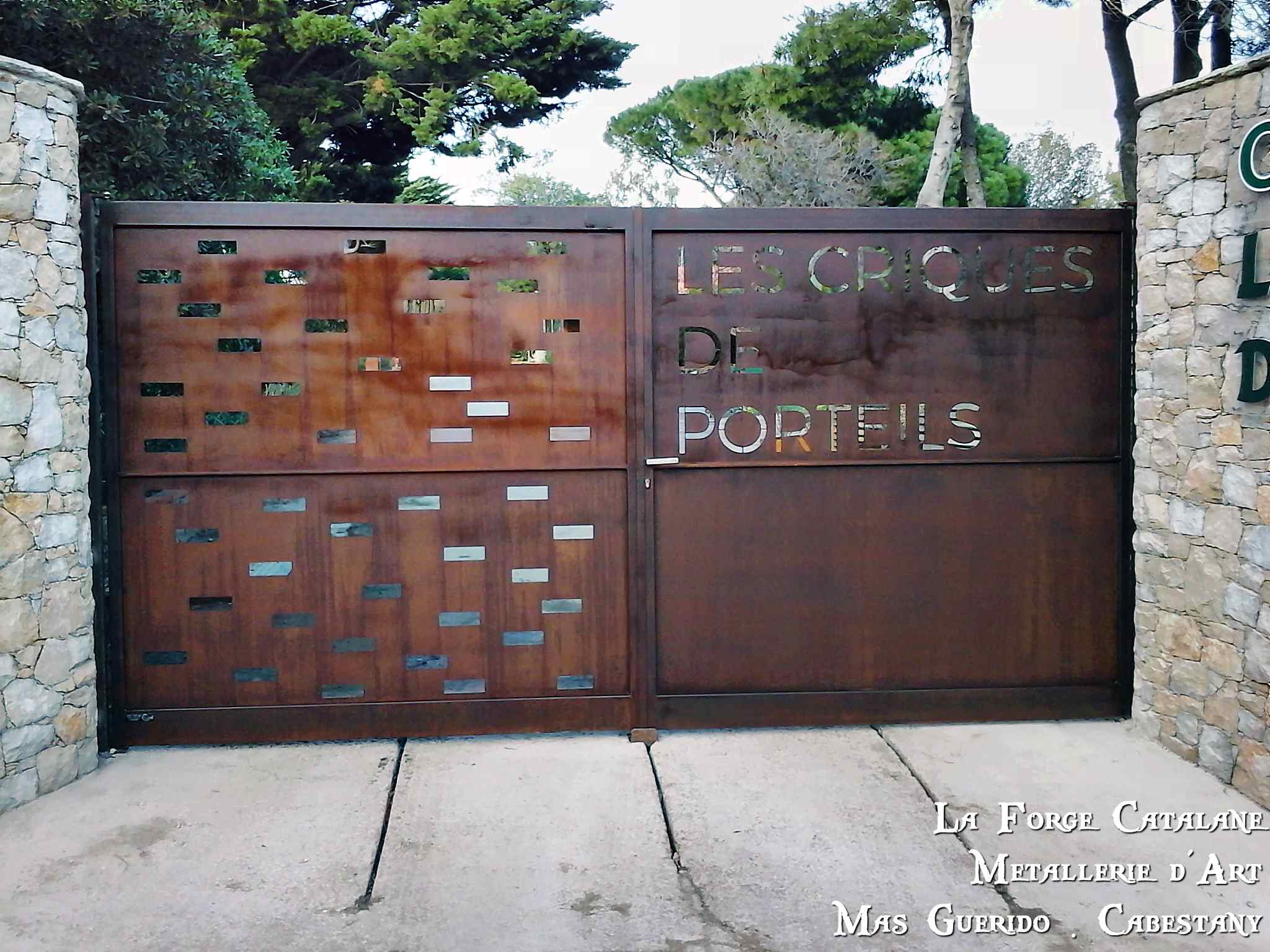 portail decoupe laser logo entreprise criques porteils collioure forge catalane.jpg